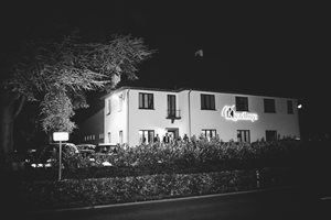 Kiezelhuys, feestzaal 's avonds te Hasselt, Limburg