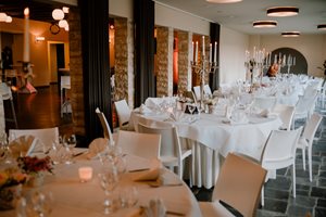 Feesttafels in veranda Kiezelhuys