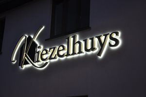 Kiezelhuys by night