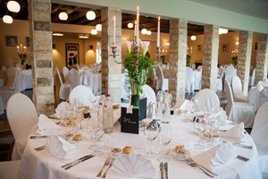 Gezellige feesttafel in het Kiezelhuys, Limburgse feestzaal