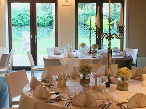 Feesttafels in DV-zaal Kiezelhuys