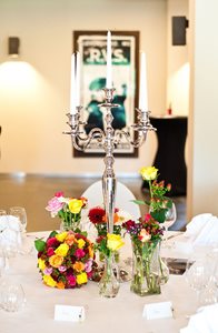 Bloemstukken op feesttafel Kiezelhuys